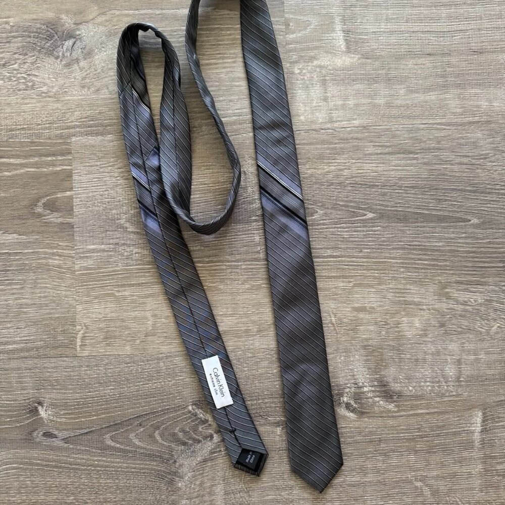 Calvin Klein 100% Silk Gray/Lavender Extreme Slim Tie with Stripe Accent